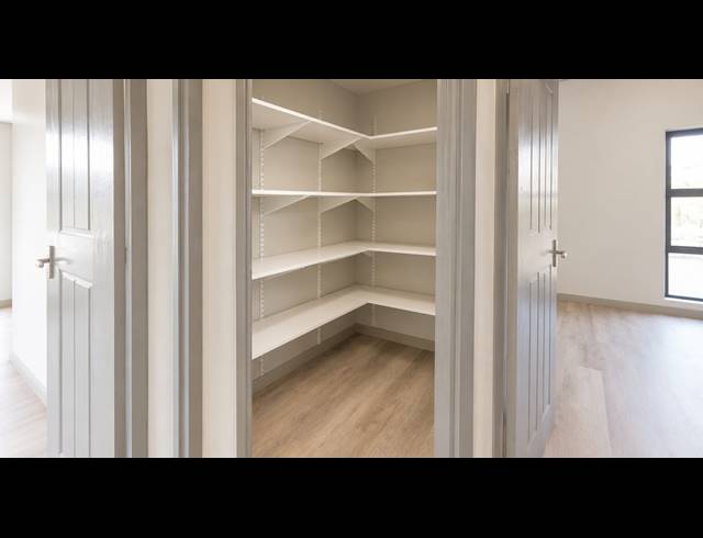 5 BEDROOM HOUSE FOR SALE IN SILWERKRUIN
